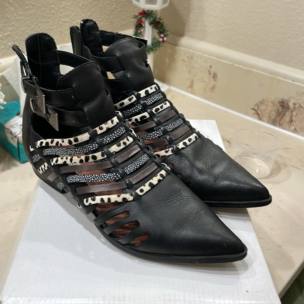 Forever 21 pointed booties